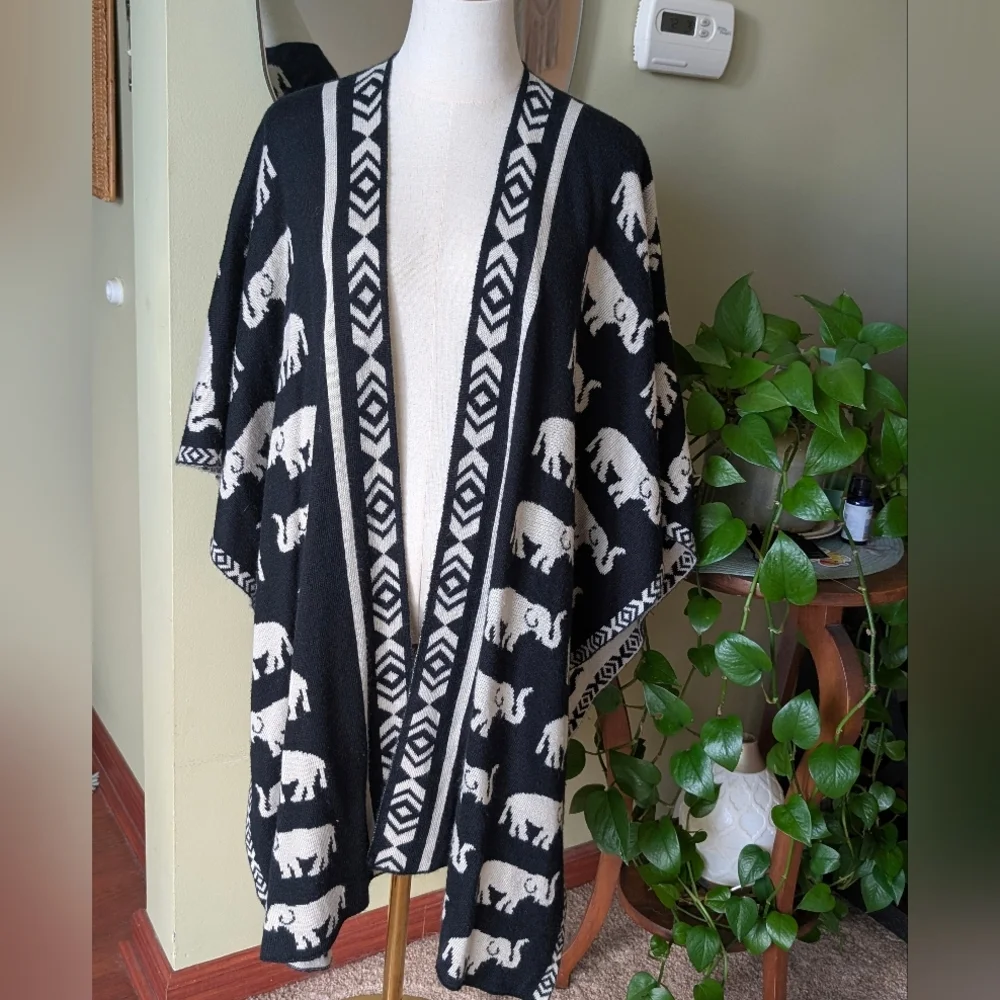 Black & Cream Elephant Pattern Boho Aztec Reversible Knit Sweater Wrap - Picture 3 of 16